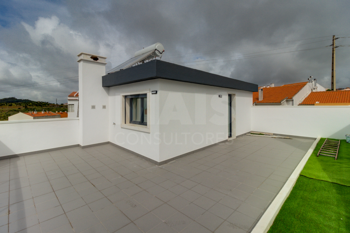 New 5-bedr. house with rooftop in Famões